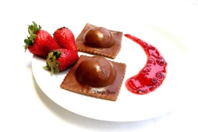Chocolate Ravioli With Cannoli Filling And Chocolate Strawberry Sauce - Plattershare - Recipes, food stories and food lovers