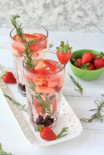 Cleansing Drinking Water With Strawberry Blueberry And Rosemary - Plattershare - Recipes, Food Stories And Food Enthusiasts