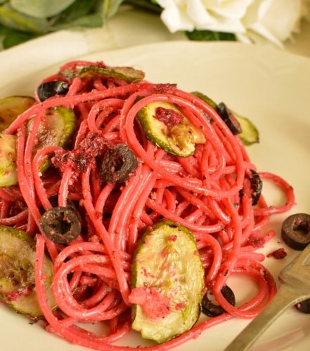 Vegan Pasta With Beetroot Pesto, Olives And Zucchini - Plattershare - Recipes, food stories and food lovers