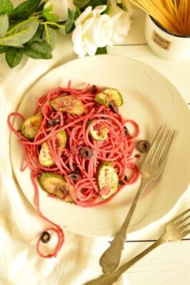Vegan Pasta With Beetroot Pesto, Olives And Zucchini - Plattershare - Recipes, food stories and food lovers Vegan Pasta With Beetroot Pesto, Olives And Zucchini - Plattershare - Recipes, food stories and food lovers