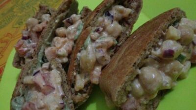 Beetroot Pita Pockets - Plattershare - Recipes, food stories and food lovers Beetroot Pita Pockets - Plattershare - Recipes, food stories and food lovers