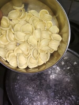 Orecchiette With Broccoli And Tomatoes - Plattershare - Recipes, food stories and food lovers Orecchiette With Broccoli And Tomatoes - Plattershare - Recipes, food stories and food lovers