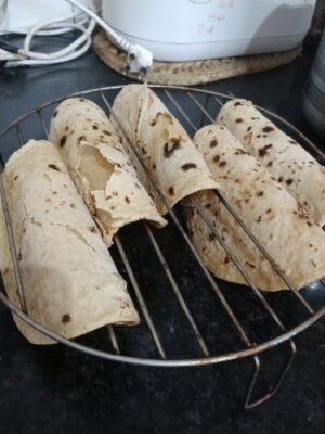 Crispy Chapati Taco Shells with Refreshing Mint-Hung Curd & Veggie Filling - Plattershare - Recipes, food stories and food lovers Crispy Chapati Taco Shells with Refreshing Mint-Hung Curd & Veggie Filling - Plattershare - Recipes, food stories and food lovers