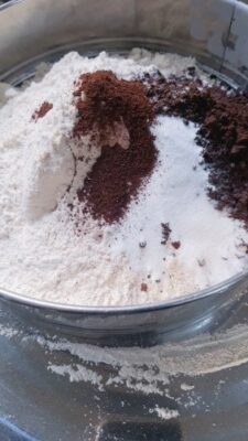 Healthy Chocolate Cupcakes with Whole Wheat, Oats, and Almonds - Plattershare - Recipes, food stories and food lovers Healthy Chocolate Cupcakes with Whole Wheat, Oats, and Almonds - Plattershare - Recipes, food stories and food lovers