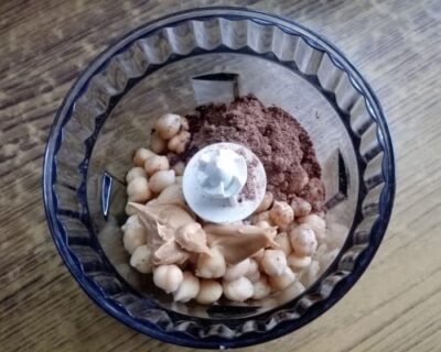 Healthy Chocolate Hummus: A Deliciously Guilt-Free Treat - Plattershare - Recipes, food stories and food lovers Healthy Chocolate Hummus: A Deliciously Guilt-Free Treat - Plattershare - Recipes, food stories and food lovers
