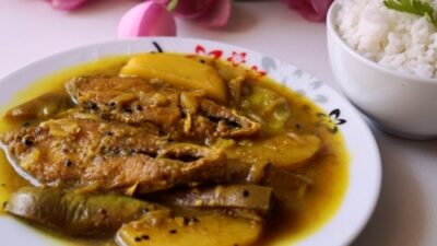 Comforting Hilsa Fish Stew with Brinjal: A Soulful Bengali Recipe - Plattershare - Recipes, food stories and food lovers Comforting Hilsa Fish Stew with Brinjal: A Soulful Bengali Recipe - Plattershare - Recipes, food stories and food lovers