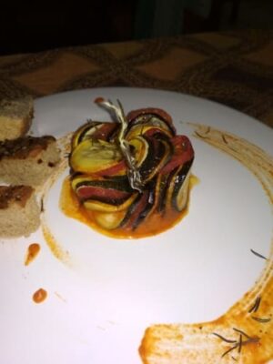 Pixar-Style Ratatouille: A Stunning Confit Byaldi Inspired Dish - Plattershare - Recipes, food stories and food lovers Pixar-Style Ratatouille: A Stunning Confit Byaldi Inspired Dish - Plattershare - Recipes, food stories and food lovers