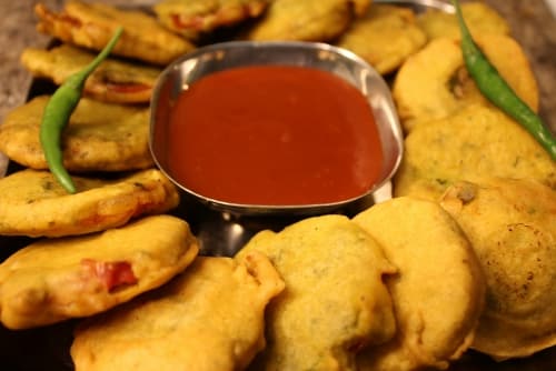 Tomato Pakoda | Tomato Bhajiya - Plattershare - Recipes, Food Stories And Food Enthusiasts