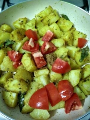 Lasaniya Bataka: Flavorful Garlicky Potatoes with a Touch of Nostalgia - Plattershare - Recipes, food stories and food lovers Lasaniya Bataka: Flavorful Garlicky Potatoes with a Touch of Nostalgia - Plattershare - Recipes, food stories and food lovers