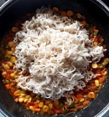 Street-Style Tadka Maggi: Elevate Your Instant Noodles - Plattershare - Recipes, food stories and food lovers Street-Style Tadka Maggi: Elevate Your Instant Noodles - Plattershare - Recipes, food stories and food lovers
