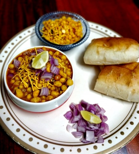 Kolhapuri Misal Pav - Plattershare - Recipes, Food Stories And Food Enthusiasts