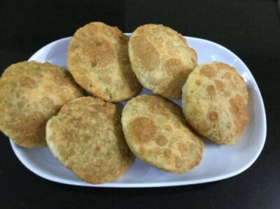 Crispy Biscuit Rotti (Mangalore Kachori): A Savory South Indian Snack - Plattershare - Recipes, food stories and food lovers Crispy Biscuit Rotti (Mangalore Kachori): A Savory South Indian Snack - Plattershare - Recipes, food stories and food lovers