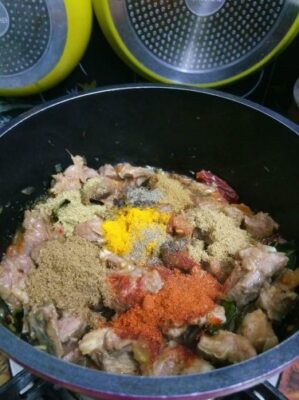 Spicy Chettinad Mutton Chukka (Dry Mutton Curry) - Plattershare - Recipes, food stories and food lovers Spicy Chettinad Mutton Chukka (Dry Mutton Curry) - Plattershare - Recipes, food stories and food lovers
