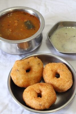 Ulundu Vadai (Medu Vada) With Sambhar - Plattershare - Recipes, food stories and food lovers