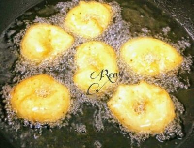 Crispy Medu Vada with Flavorful Sambar and Coconut Chutney: A South Indian Delight - Plattershare - Recipes, food stories and food lovers Crispy Medu Vada with Flavorful Sambar and Coconut Chutney: A South Indian Delight - Plattershare - Recipes, food stories and food lovers