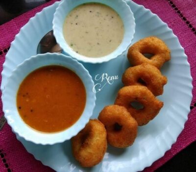 Crispy Medu Vada with Flavorful Sambar and Coconut Chutney: A South Indian Delight - Plattershare - Recipes, food stories and food lovers Crispy Medu Vada with Flavorful Sambar and Coconut Chutney: A South Indian Delight - Plattershare - Recipes, food stories and food lovers