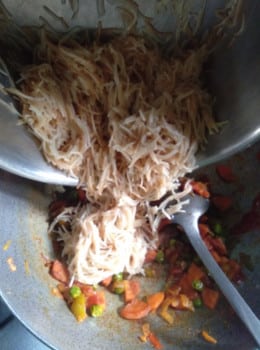 Homemade Oats Vermicelli Upma - Plattershare - Recipes, food stories and food lovers