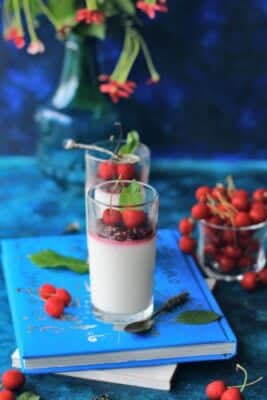 Yogurt Panacotta With Cherry Sauce (A 65 Calorie Dessert) - Plattershare - Recipes, food stories and food lovers