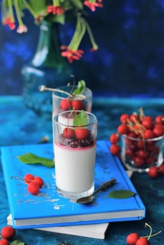 Yogurt Panacotta With Cherry Sauce (A 65 Calorie Dessert) - Plattershare - Recipes, Food Stories And Food Enthusiasts