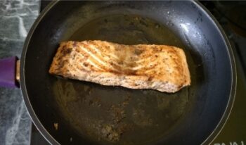 Pan Seared Salmon With Asparagus (Pan Grilled Salmon) - Plattershare - Recipes, food stories and food lovers