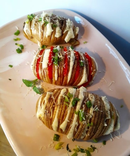 Cheesy Garlic Hasselback Potatoes - Plattershare - Recipes, Food Stories And Food Enthusiasts