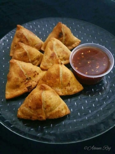 Aloo Samosa With Sweet Chilly Sauce - Plattershare - Recipes, food stories and food lovers