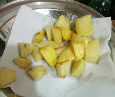 Flavorful Palak Mushroom & Potato Sabzi (Spinach, Potato, and Bell Pepper Stir-Fry) - Plattershare - Recipes, food stories and food lovers Flavorful Palak Mushroom & Potato Sabzi (Spinach, Potato, and Bell Pepper Stir-Fry) - Plattershare - Recipes, food stories and food lovers
