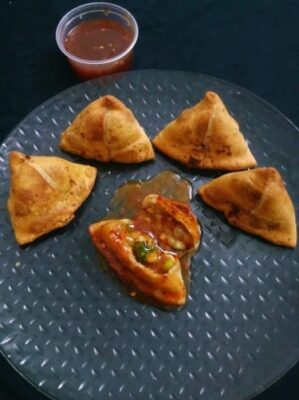 Crispy Aloo Samosas with Sweet Chili Sauce: A Flavorful Indian Snack - Plattershare - Recipes, food stories and food lovers Crispy Aloo Samosas with Sweet Chili Sauce: A Flavorful Indian Snack - Plattershare - Recipes, food stories and food lovers
