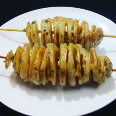 Crispy Spiralized Potato Skewers: An Irresistible Indian Snack - Plattershare - Recipes, food stories and food lovers Crispy Spiralized Potato Skewers: An Irresistible Indian Snack - Plattershare - Recipes, food stories and food lovers