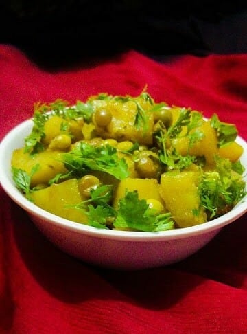 Matar Aloo Sabji - Green Peas Potatoes Sabji - Plattershare - Recipes, food stories and food enthusiasts