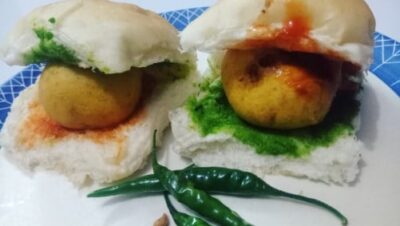 Crispy Batata Vada: A Classic Indian Potato Fritter Recipe (Vada Pav) - Plattershare - Recipes, food stories and food lovers Crispy Batata Vada: A Classic Indian Potato Fritter Recipe (Vada Pav) - Plattershare - Recipes, food stories and food lovers