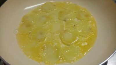 Easy Indian Potato & Egg Omelette (Aloo Anda Omelette) - Plattershare - Recipes, food stories and food lovers Easy Indian Potato & Egg Omelette (Aloo Anda Omelette) - Plattershare - Recipes, food stories and food lovers