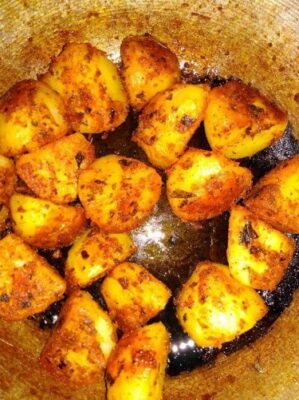 Spicy Vegan Potato Curry with Kachori: A Flavorful Indian Lunch - Plattershare - Recipes, food stories and food lovers Spicy Vegan Potato Curry with Kachori: A Flavorful Indian Lunch - Plattershare - Recipes, food stories and food lovers