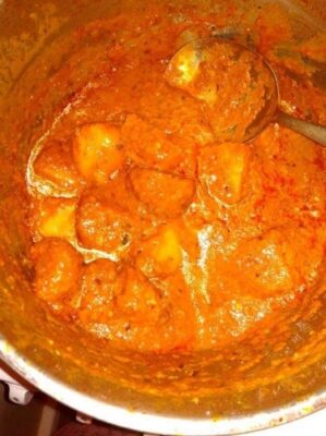Spicy Vegan Potato Curry with Kachori: A Flavorful Indian Lunch - Plattershare - Recipes, food stories and food lovers Spicy Vegan Potato Curry with Kachori: A Flavorful Indian Lunch - Plattershare - Recipes, food stories and food lovers