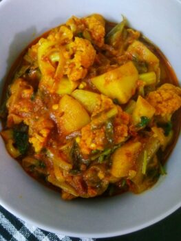 Potato Cauliflower Curry - Plattershare - Recipes, food stories and food lovers