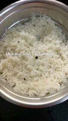 Crispy Jacket Potatoes Stuffed with Aromatic Vegetable Biryani - Plattershare - Recipes, food stories and food lovers Crispy Jacket Potatoes Stuffed with Aromatic Vegetable Biryani - Plattershare - Recipes, food stories and food lovers