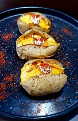 Spicy Stuffed Potato Jackets: A Flavorful Twist on a Classic British Dish - Plattershare - Recipes, food stories and food lovers Spicy Stuffed Potato Jackets: A Flavorful Twist on a Classic British Dish - Plattershare - Recipes, food stories and food lovers
