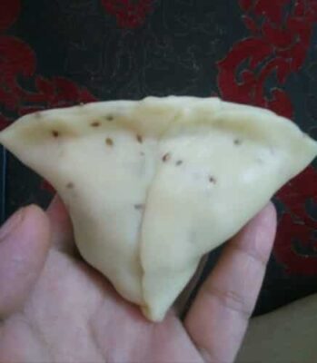 Crispy Aloo Samosas with Sweet Chili Sauce: A Flavorful Indian Snack - Plattershare - Recipes, food stories and food lovers Crispy Aloo Samosas with Sweet Chili Sauce: A Flavorful Indian Snack - Plattershare - Recipes, food stories and food lovers