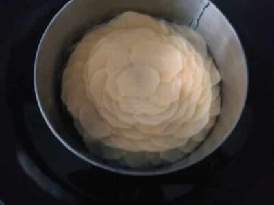Savory Potato & Couscous Upside-Down Cake: A Middle Eastern Delight - Plattershare - Recipes, food stories and food lovers Savory Potato & Couscous Upside-Down Cake: A Middle Eastern Delight - Plattershare - Recipes, food stories and food lovers