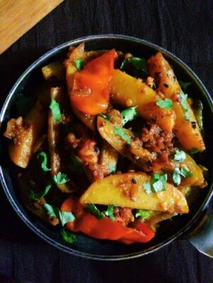 Flavorful Bengali Potato and Eggplant Fry with Paanch Phoron - Plattershare - Recipes, food stories and food lovers Flavorful Bengali Potato and Eggplant Fry with Paanch Phoron - Plattershare - Recipes, food stories and food lovers