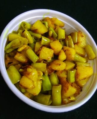 Easy & Flavorful Potato and Green Bean Stir-Fry - Plattershare - Recipes, food stories and food lovers Easy & Flavorful Potato and Green Bean Stir-Fry - Plattershare - Recipes, food stories and food lovers