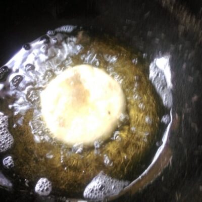 Crispy Nashik-Style Potato and Onion Kachori: A Savory Indian Snack - Plattershare - Recipes, food stories and food lovers Crispy Nashik-Style Potato and Onion Kachori: A Savory Indian Snack - Plattershare - Recipes, food stories and food lovers