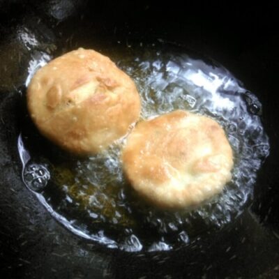 Crispy Nashik-Style Potato and Onion Kachori: A Savory Indian Snack - Plattershare - Recipes, food stories and food lovers Crispy Nashik-Style Potato and Onion Kachori: A Savory Indian Snack - Plattershare - Recipes, food stories and food lovers