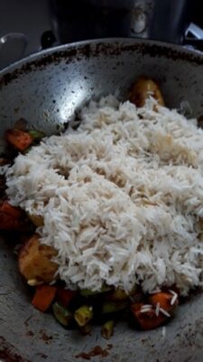 Quick & Easy Dum Aloo Biryani: A Flavorful Weeknight Meal - Plattershare - Recipes, food stories and food lovers Quick & Easy Dum Aloo Biryani: A Flavorful Weeknight Meal - Plattershare - Recipes, food stories and food lovers