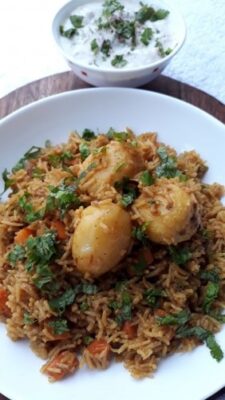 Quick & Easy Dum Aloo Biryani: A Flavorful Weeknight Meal - Plattershare - Recipes, food stories and food lovers Quick & Easy Dum Aloo Biryani: A Flavorful Weeknight Meal - Plattershare - Recipes, food stories and food lovers