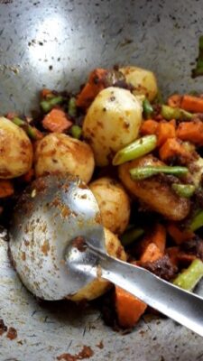 Quick & Easy Dum Aloo Biryani: A Flavorful Weeknight Meal - Plattershare - Recipes, food stories and food lovers Quick & Easy Dum Aloo Biryani: A Flavorful Weeknight Meal - Plattershare - Recipes, food stories and food lovers