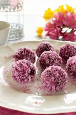 Beetroot Bliss Balls (Vegan And Paleo Recipe) - Plattershare - Recipes, food stories and food lovers