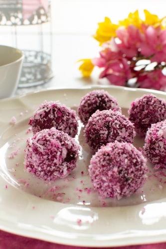 Beetroot Bliss Balls (Vegan And Paleo Recipe) - Plattershare - Recipes, Food Stories And Food Enthusiasts
