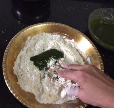 Spinach Chakli (Keerai Murukku): Crispy & Flavorful Indian Snack - Plattershare - Recipes, food stories and food lovers Spinach Chakli (Keerai Murukku): Crispy & Flavorful Indian Snack - Plattershare - Recipes, food stories and food lovers