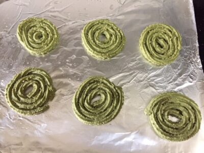 Spinach Chakli (Keerai Murukku): Crispy & Flavorful Indian Snack - Plattershare - Recipes, food stories and food lovers Spinach Chakli (Keerai Murukku): Crispy & Flavorful Indian Snack - Plattershare - Recipes, food stories and food lovers